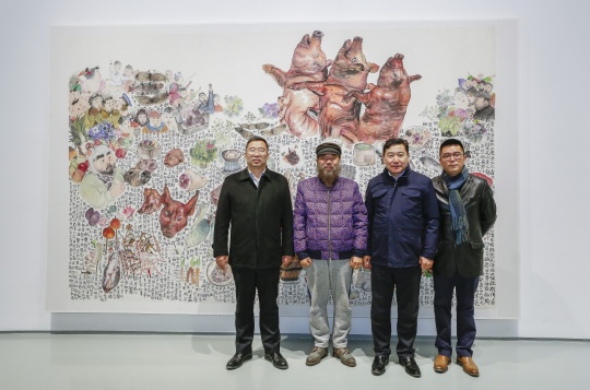 798藝術(shù)區(qū)創(chuàng)始人、七星集團(tuán)總裁王彥伶，蜂巢當(dāng)代藝術(shù)中心館長(zhǎng)夏季風(fēng)與藝術(shù)家李津等在作品前