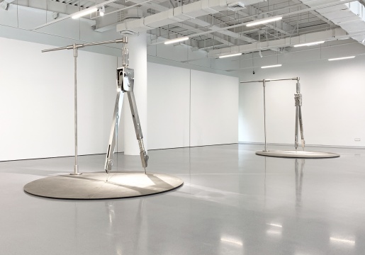 王魯炎《W圓規(guī)》375×320×355cm 鏡面不銹鋼、拉絲不銹鋼 2009
