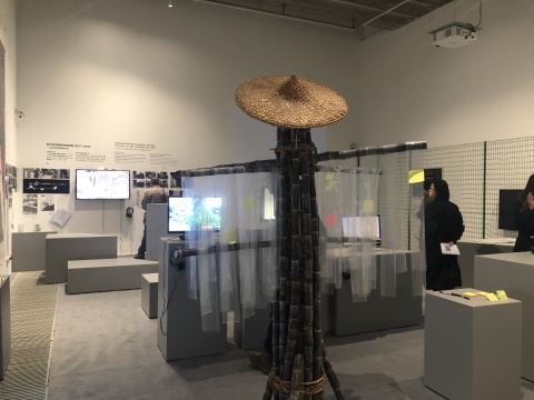 徐坦《關(guān)鍵詞實(shí)驗(yàn)室——水，地，地盤(pán) - 2》錄像裝置，錄像、竹子、甘蔗、桌子、彩色便簽、筆，錄像時(shí)長(zhǎng)105分鐘，1996年，2013年，2018年