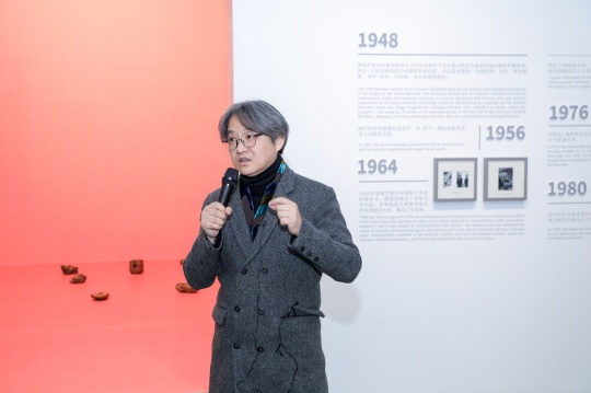 策展人吳洪亮為嘉賓及媒體導(dǎo)覽
