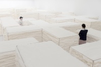 趙趙個(gè)展白色，在當(dāng)代唐人搭建一座棉花迷宮,趙趙