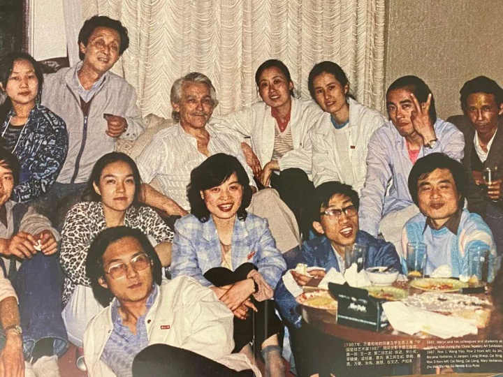 1987年，萬曼和他的同事及學(xué)生在上?！爸袊趻焖囆g(shù)展 1987” 期間合影于錦江飯店 第一排：王一博；第二排：徐進(jìn)、宋小虹、李健健、梁紹基、蔡兵；第三排左起：蔡萌、蔡亮、萬曼、朱偉、施慧、谷文達(dá)、盧如來
