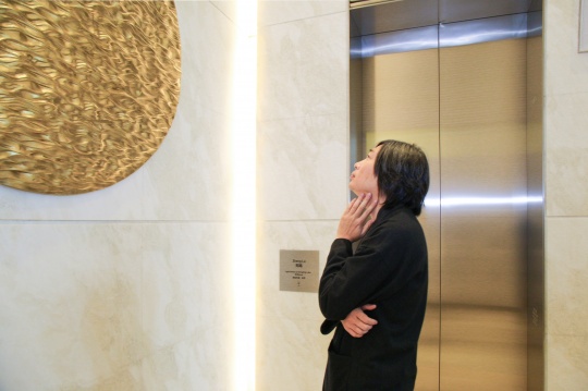 雕塑家鄭路先生為各位嘉賓講解藝術(shù)作品
