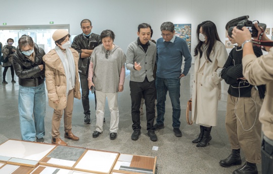 策展人葉劍青講解作品
