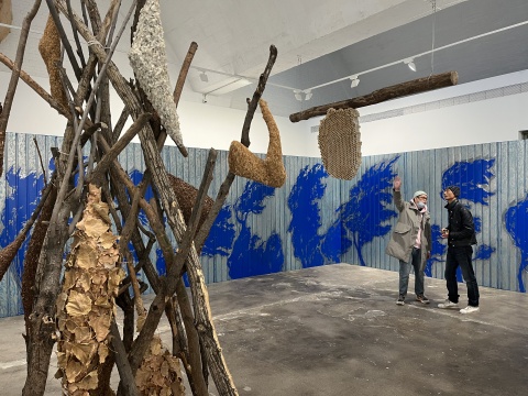 三位藝術(shù)家的作品，爬上星空間的角落、前臺(tái)和木梁之下