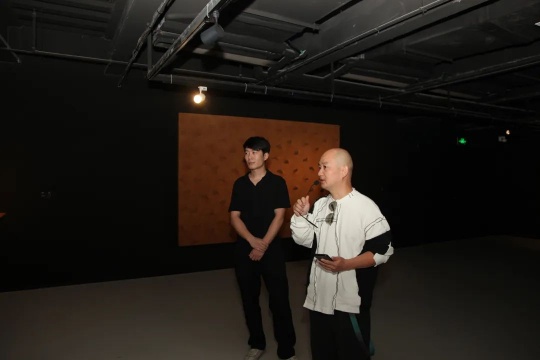 萬物生輝，“世間·溫度·光輝” 唐國志個(gè)展開幕
