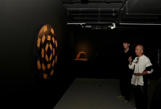 藝術(shù)家唐國志與策展人曾敬康現(xiàn)場(chǎng)導(dǎo)覽
