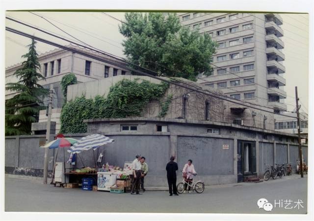 1996年，戴漢志創(chuàng)辦的NAAC（新阿姆斯特丹藝術(shù)咨詢公司）在北京王府井校尉胡同設(shè)立的cifa Gallery，即中央美院畫廊東展廳，后面的建筑依次為中央美院畫廊、陳列館、宿舍樓
