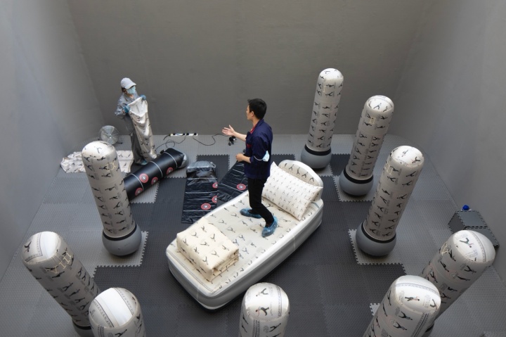 《Relentless Mobility》視頻  2021
12min【https://vimeo.com/581783404】

充氣床，印花羊毛，真絲，夜光刺繡，著裝工人表演
該作品曾在Palfrey畫廊展出
