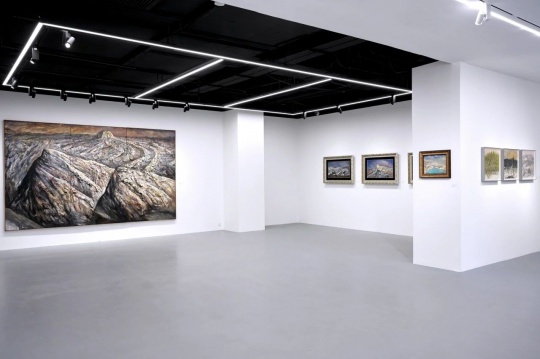 亙畫廊 “藝海三人展”，傳播學(xué)者型藝術(shù)家“身體力行”的美育之道
