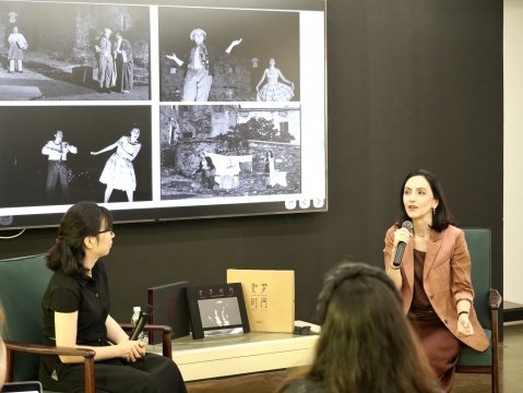 安娜歷時五年拍攝的“如夢之夢”攝影作品集 《如夢時間》今天發(fā)布