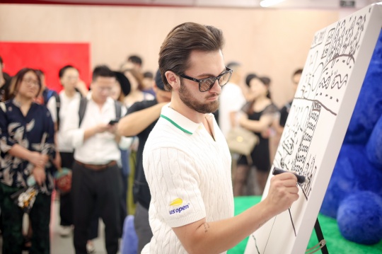 美國(guó)藝術(shù)家 Danny Casale 開(kāi)幕現(xiàn)場(chǎng)涂鴉表演
美國(guó)藝術(shù)家 Danny Casale 開(kāi)幕現(xiàn)場(chǎng)涂鴉表演
