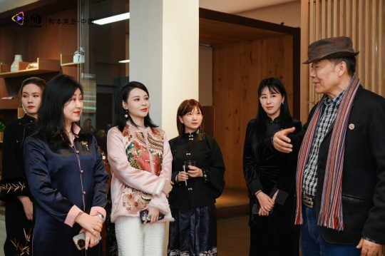 澳門藝術(shù)家吳陸升帶領(lǐng)指引嘉賓參觀畫展「自由之陸」
