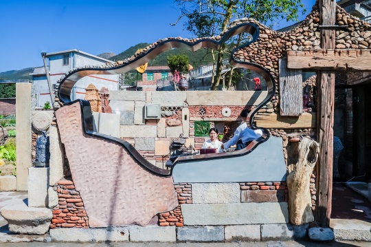 藝術家陳文令，在家鄉(xiāng)領銜改造了一座藝術公園