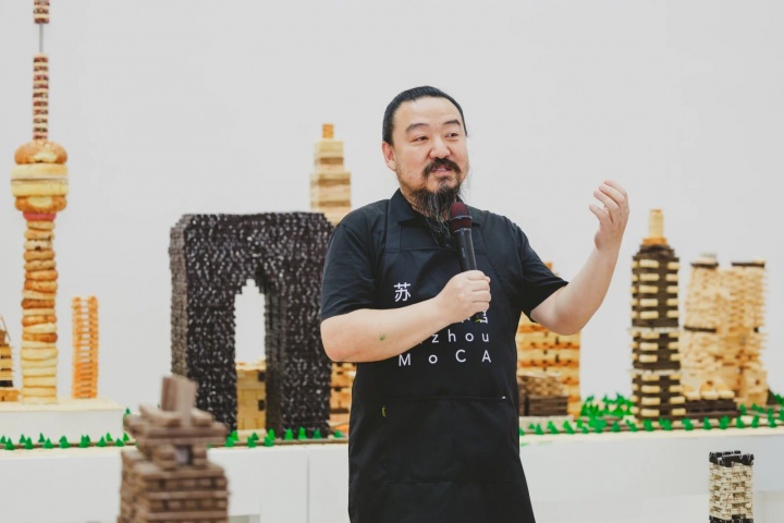藝術(shù)家宋冬在展覽現(xiàn)場
