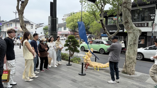 4月24日奧地利藝術(shù)家雷德·休默作品落地即被圍觀
