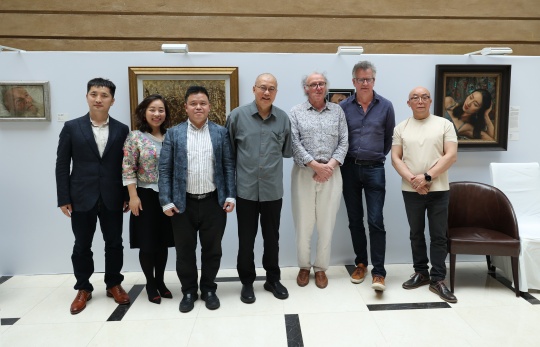 右起：張鴻賓、安東尼·威廉姆斯、安東尼·康諾利、許江、龐茂琨、盧緩、劉雙
