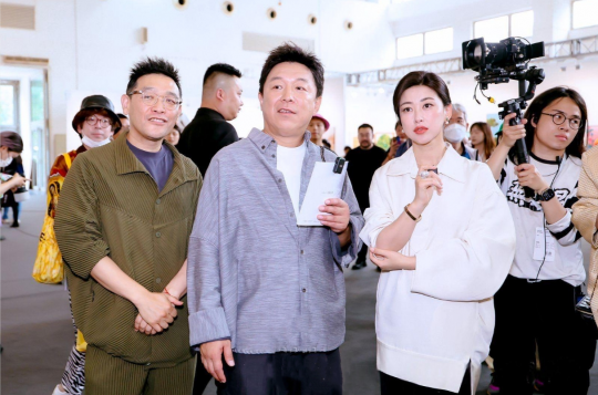 賈偉在北京當(dāng)代藝博會(huì)現(xiàn)場(chǎng)，著名演員黃渤、朱珠親臨現(xiàn)場(chǎng)探展
